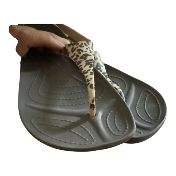 Crocs Women’s Sexi Serena Thong Sandals Cheetah Gray Shoes Flat Thong Size 8 - Picture 6 of 9